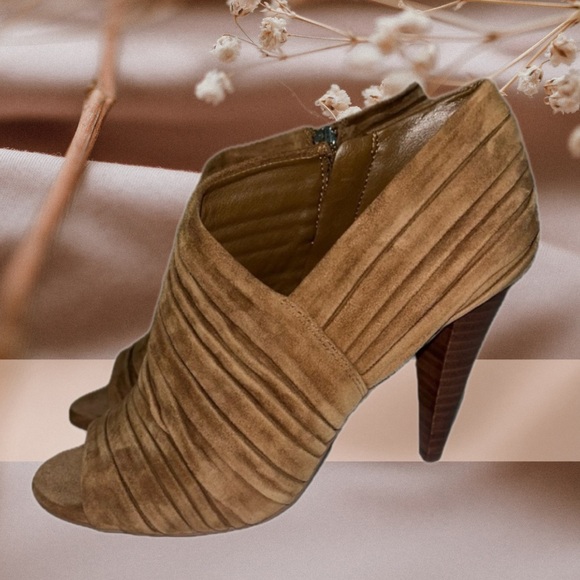 VINCE CAMUTO WOMEN’S SUEDE ANKLE BOOTIES, CAMEL - Picture 1 of 11